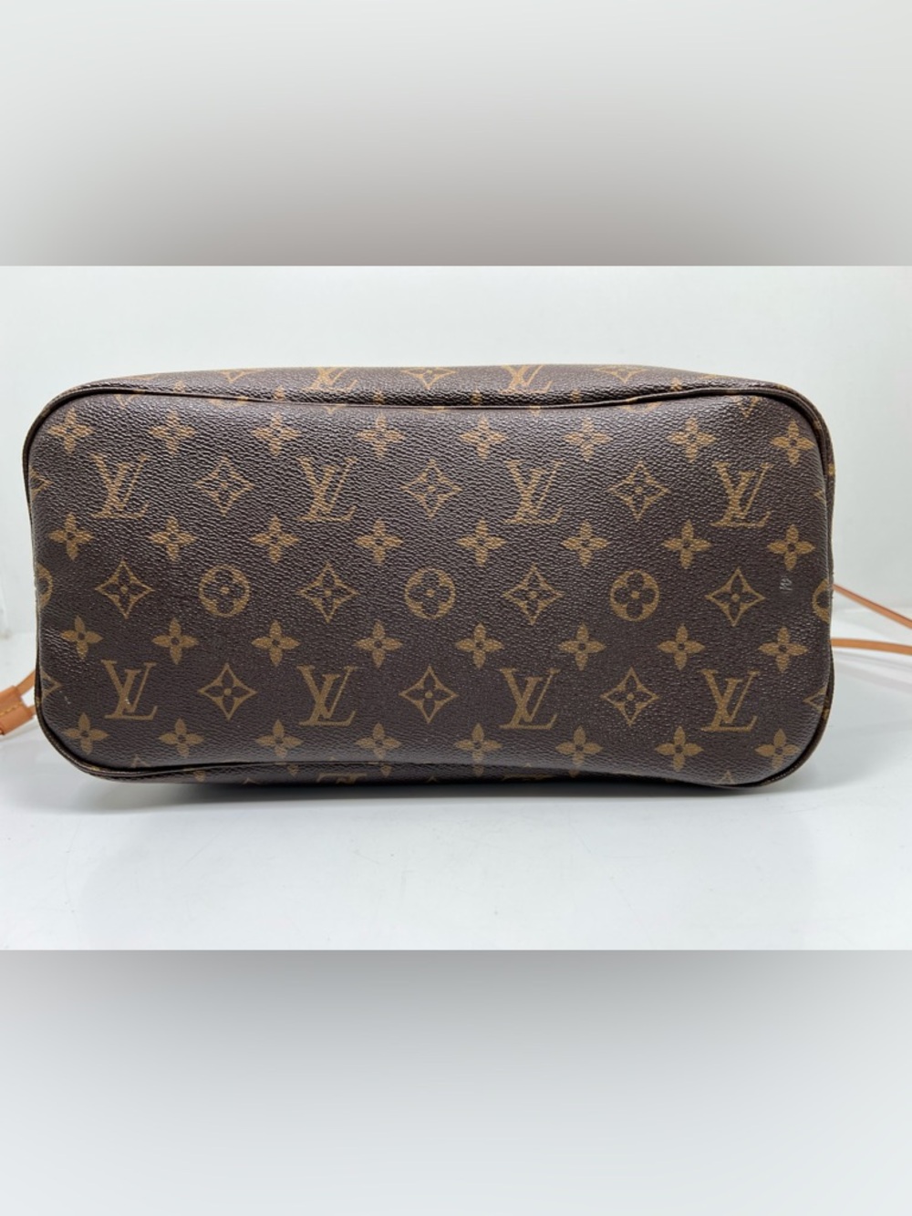 Louis Vuitton Neverfull MM - Picture 7 of 10